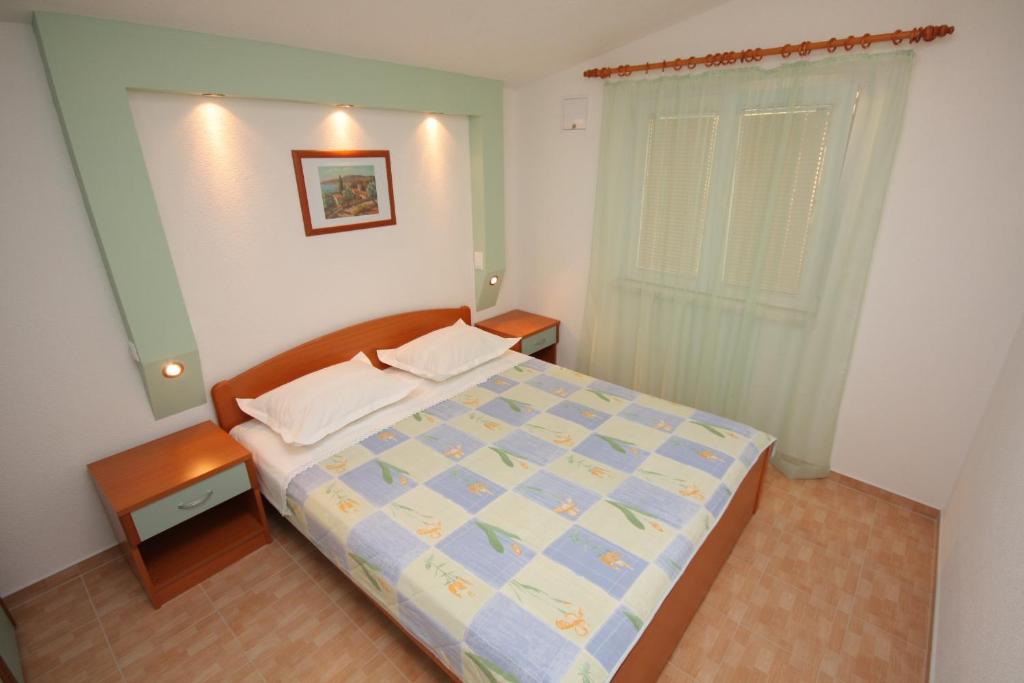 Posteľ alebo postele v izbe v ubytovaní Apartments with a parking space Baska Voda, Makarska - 2709