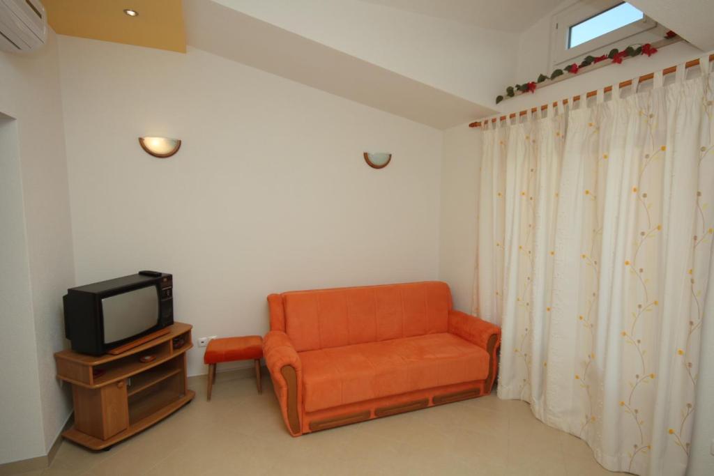 Televízia a/alebo spoločenská miestnosť v ubytovaní Apartments with a parking space Baska Voda, Makarska - 2709