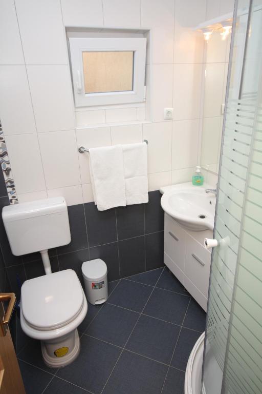 Kúpeľňa v ubytovaní Apartments with a parking space Baska Voda, Makarska - 2709