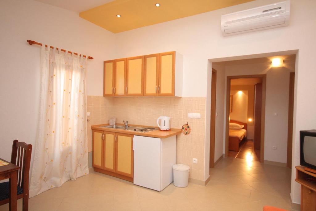 Kuchyňa alebo kuchynka v ubytovaní Apartments with a parking space Baska Voda, Makarska - 2709