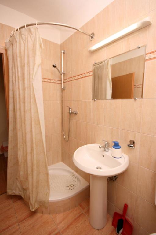 Kúpeľňa v ubytovaní Studio Omis 4654a