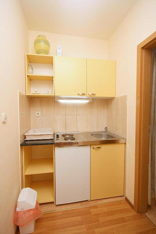 Kuchyňa alebo kuchynka v ubytovaní Studio Omis 4654a