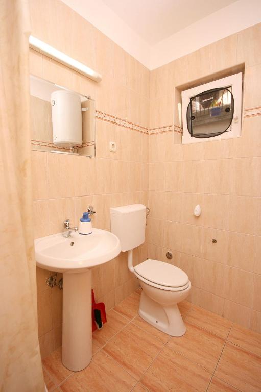 Kúpeľňa v ubytovaní Studio Omis 4654a