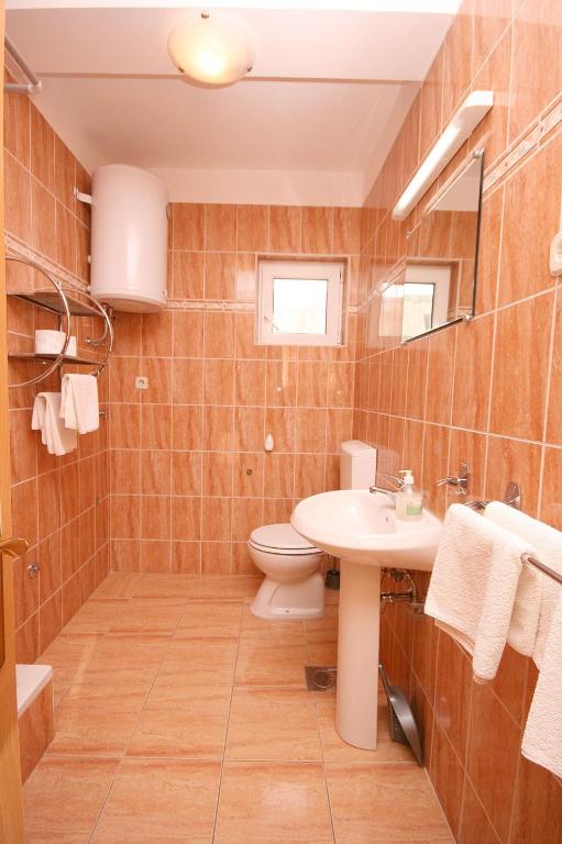 Kúpeľňa v ubytovaní Studio Omis 4654b