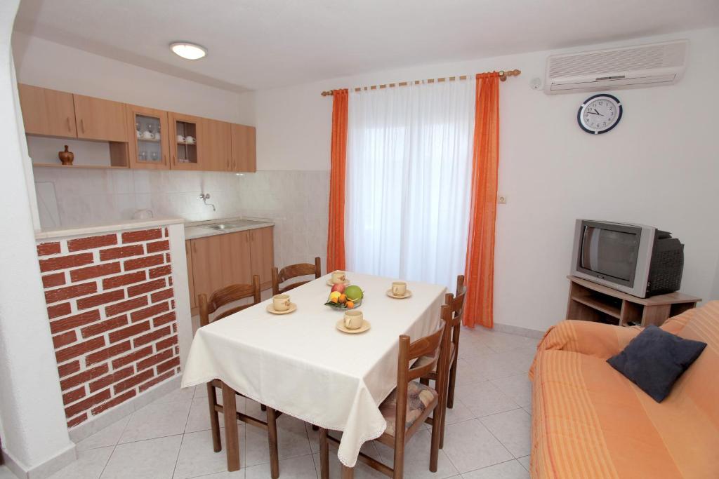 Kuchyňa alebo kuchynka v ubytovaní Apartments by the sea Mastrinka, Ciovo - 4648