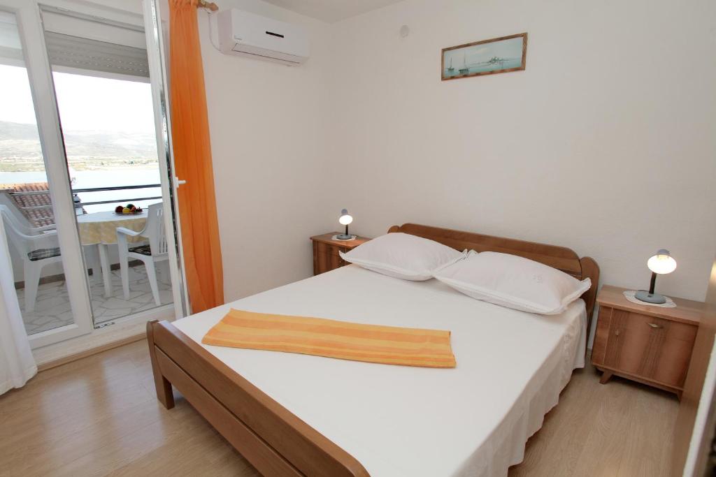 Posteľ alebo postele v izbe v ubytovaní Apartments by the sea Mastrinka, Ciovo - 4648