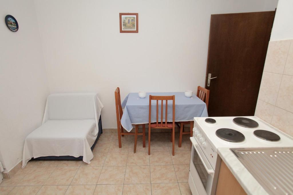 Kuchyňa alebo kuchynka v ubytovaní Apartment Mastrinka 4648c