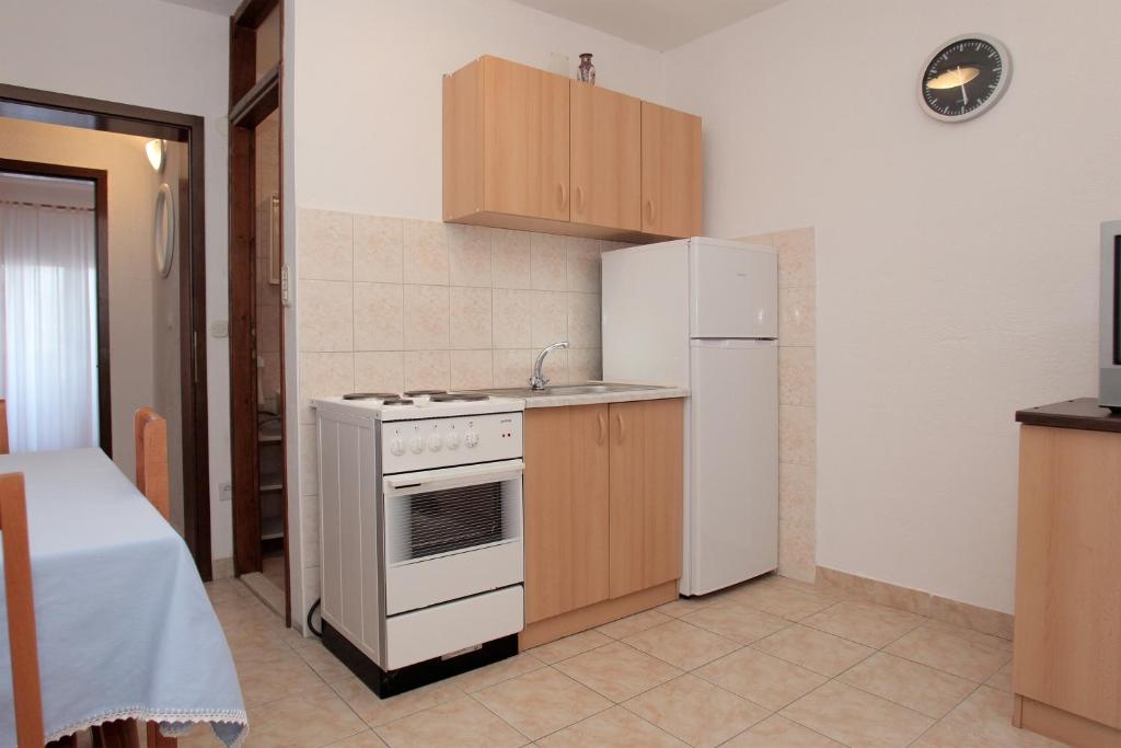 Kuchyňa alebo kuchynka v ubytovaní Apartments by the sea Mastrinka, Ciovo - 4648