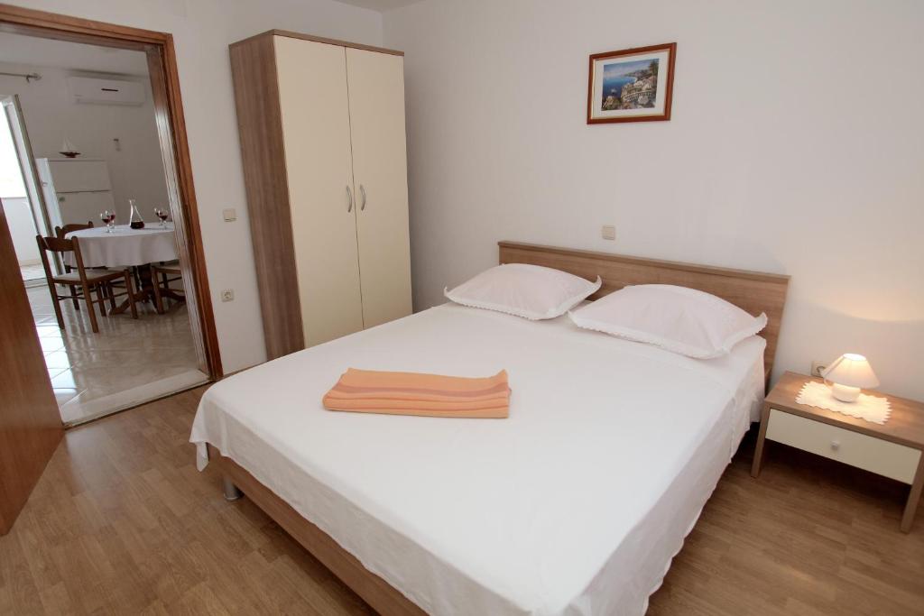 Posteľ alebo postele v izbe v ubytovaní Apartments by the sea Mastrinka, Ciovo - 4648