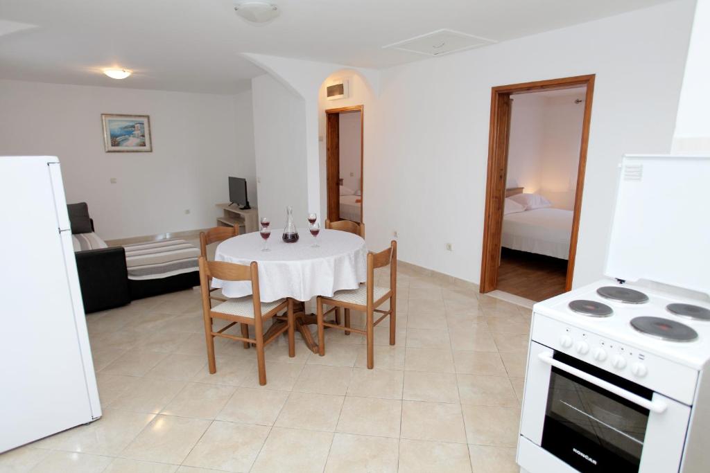 Kuchyňa alebo kuchynka v ubytovaní Apartments by the sea Mastrinka, Ciovo - 4648