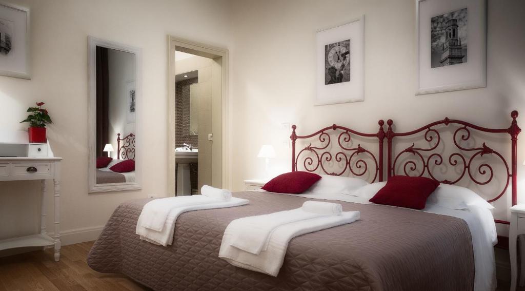 Łóżko lub łóżka w pokoju w obiekcie Palazzo Cerù Bed and Breakfast