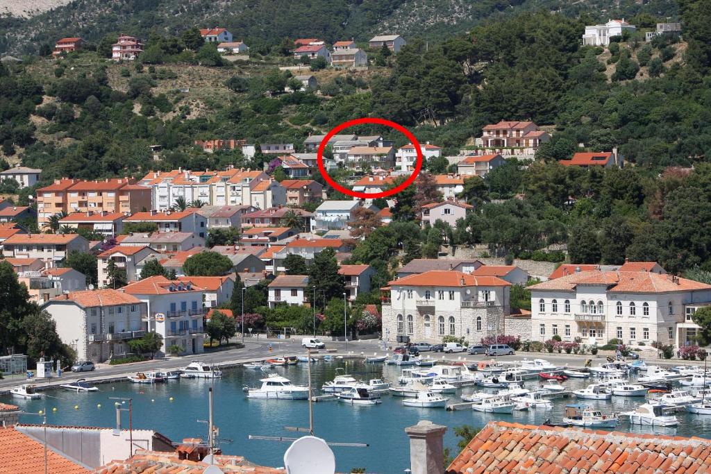 eine Gruppe von Booten in einem Yachthafen mit einem roten Kreis in der Unterkunft Studio Palit 3195f in Rab
