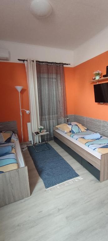 Posteľ alebo postele v izbe v ubytovaní Nagyi Apartman Kecskemét