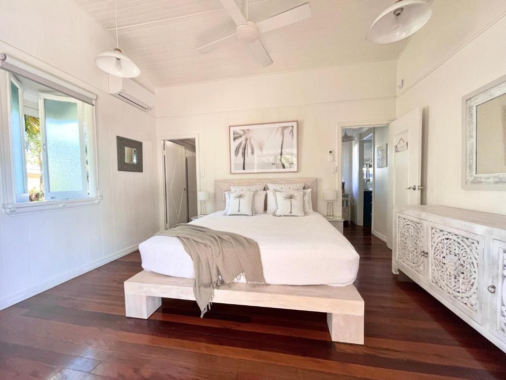Postel nebo postele na pokoji v ubytování Sweet Creek Cottage, Palm Cove, 200m to Beach, Heated Pool, Pets