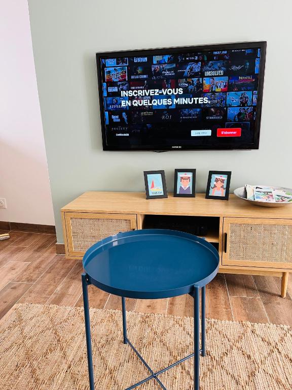 Televízia a/alebo spoločenská miestnosť v ubytovaní Studio d'exception Mourillon CLIM & plage à pied