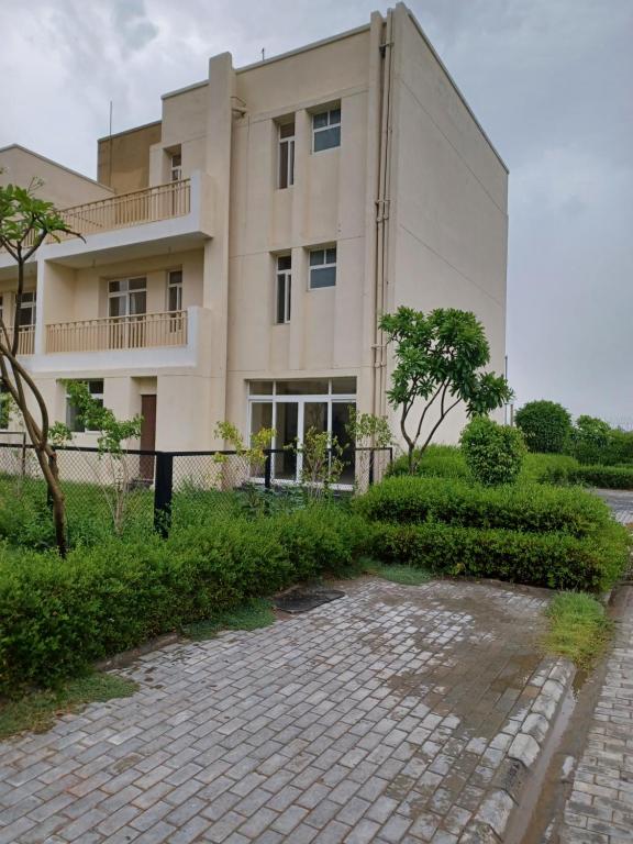 un bâtiment avec un chemin en briques devant un bâtiment dans l'établissement The Villa, à Gurgaon