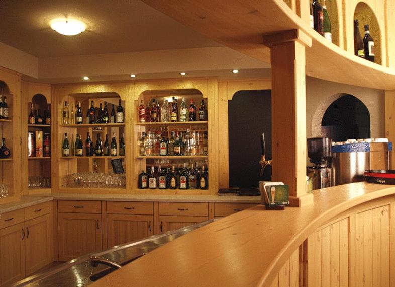 Lounge alebo bar v ubytovaní Nimród Hotel és Ètterem