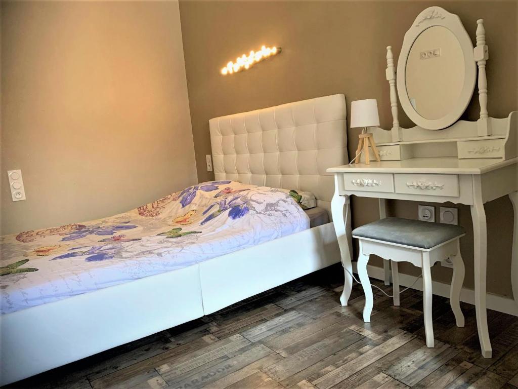 Łóżko lub łóżka w pokoju w obiekcie Maison de FLO Centre Historique Argeles sur mer