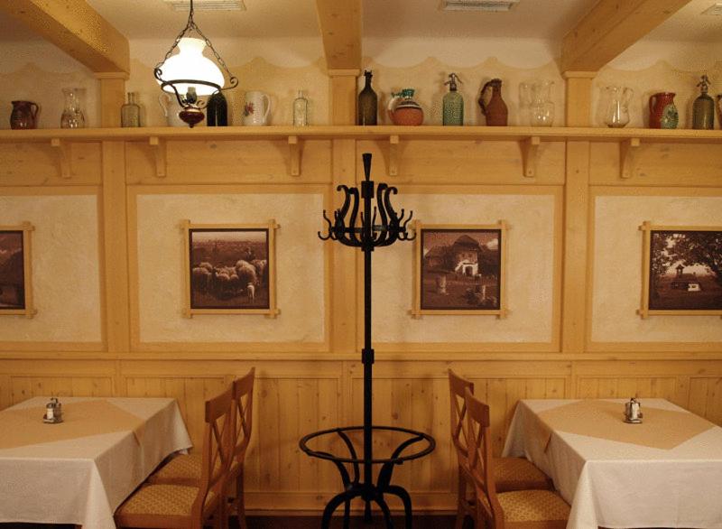 Reštaurácia alebo iné gastronomické zariadenie v ubytovaní Nimród Hotel és Ètterem