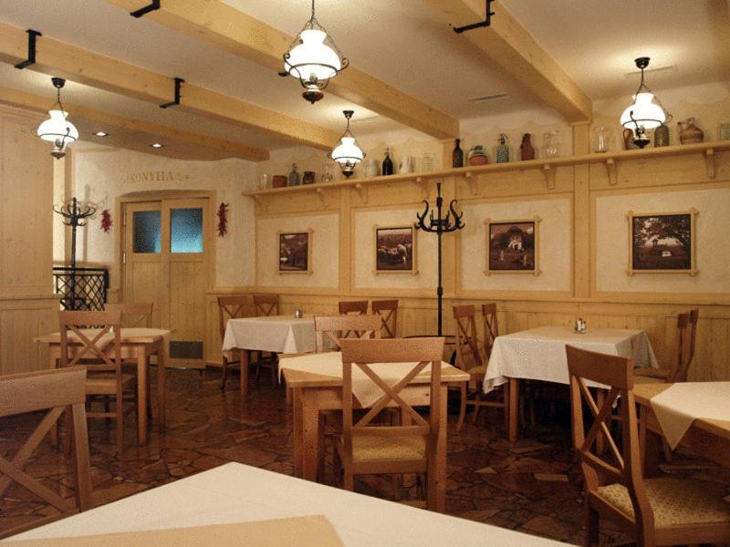 Posedenie v ubytovaní Nimród Hotel és Ètterem