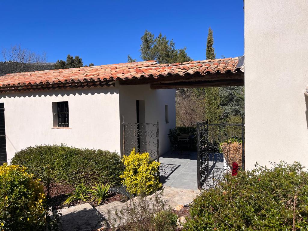 Το κτήριο όπου στεγάζεται  το bed & breakfast