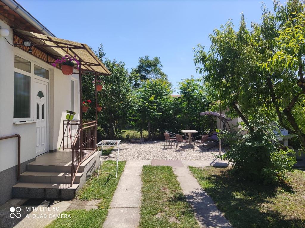 a backyard with a patio and a table and chairs at Samostatný rodinný dom in Veľký Meder