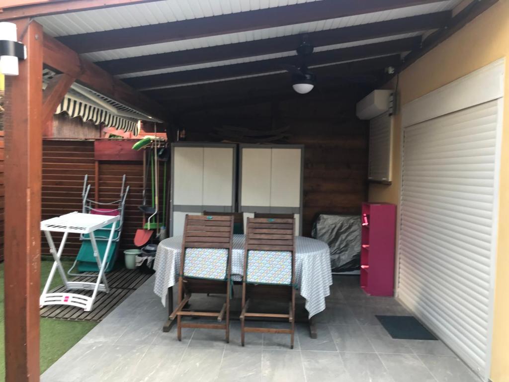 Patio nebo venkovní prostory v ubytování Rez de jardin à 50 m de la plage