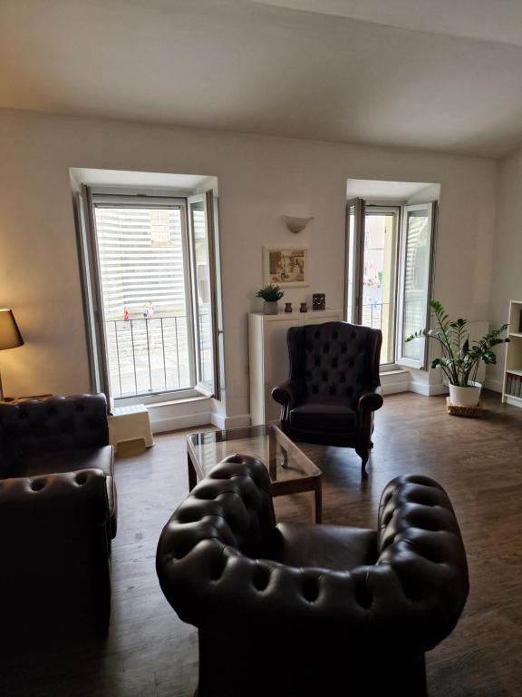 een woonkamer met 2 stoelen en een tafel bij RESIDENZA DUOMO in Orvieto