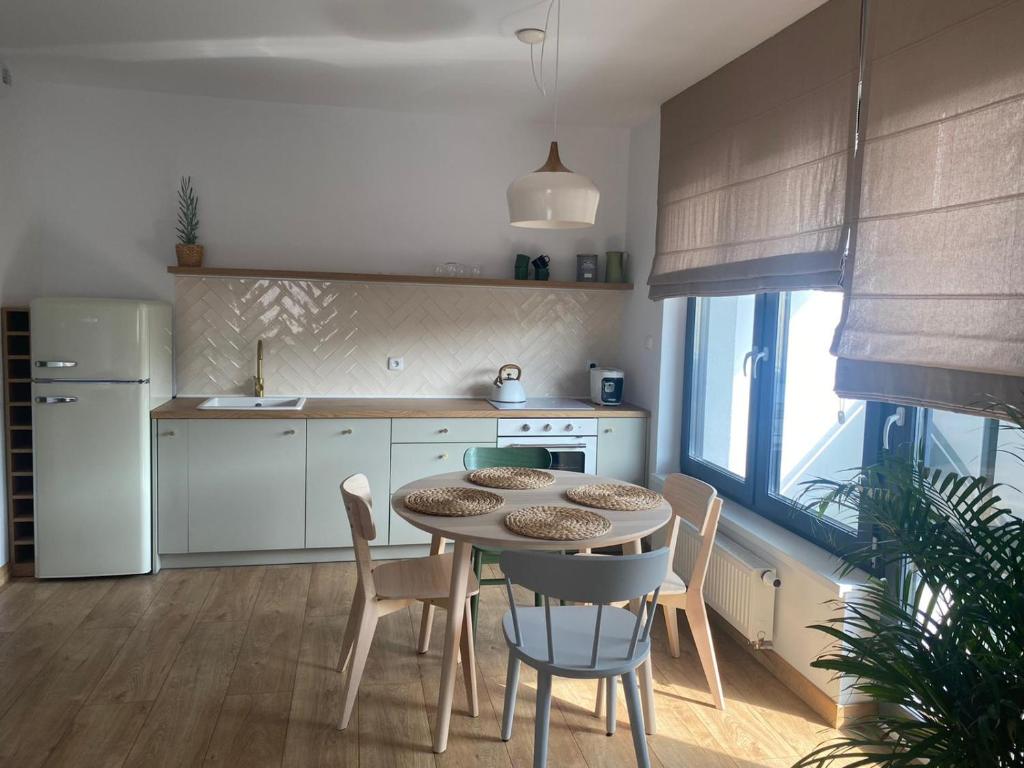 cocina con mesa y sillas en una habitación en Nice to sleep You, en Toruń