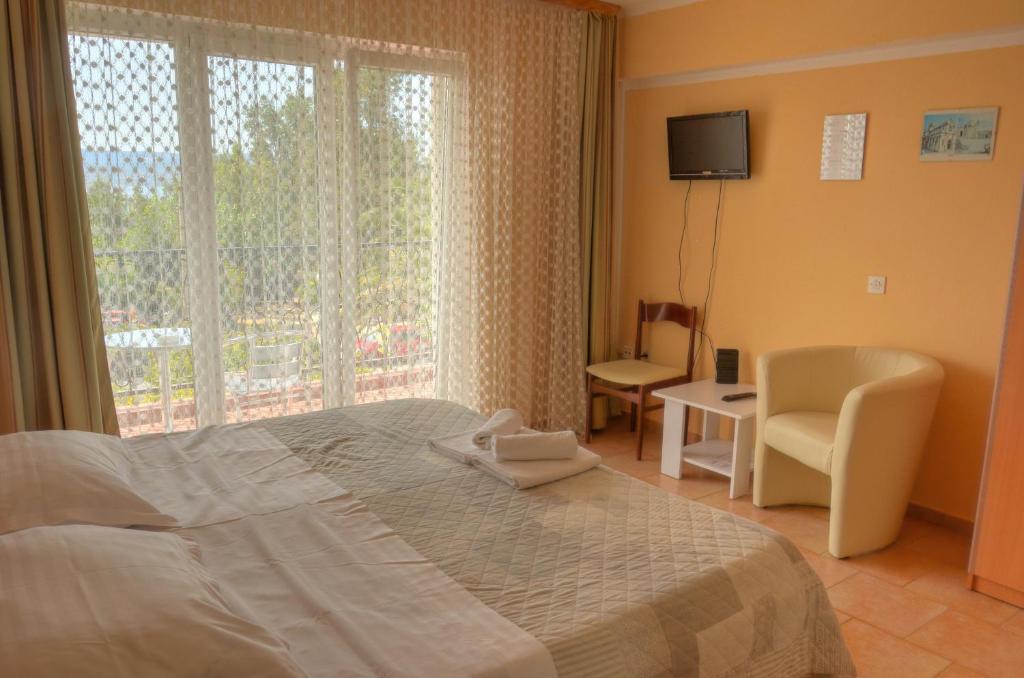 Posteľ alebo postele v izbe v ubytovaní Rooms by the sea Duce, Omis - 3063