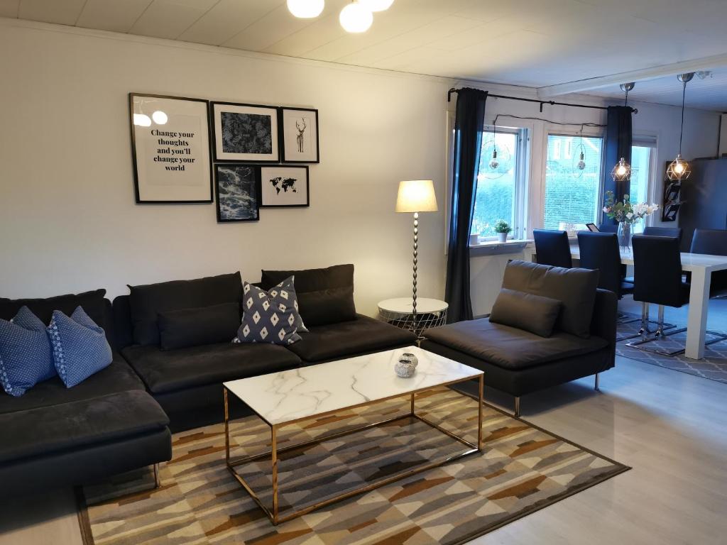 ein Wohnzimmer mit einem Sofa und einem Couchtisch in der Unterkunft The White and Black House in Kalix