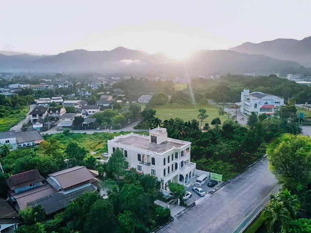 una vista aérea de una ciudad con un edificio blanco en Daddy Dream Hotel and Residence en Ranong