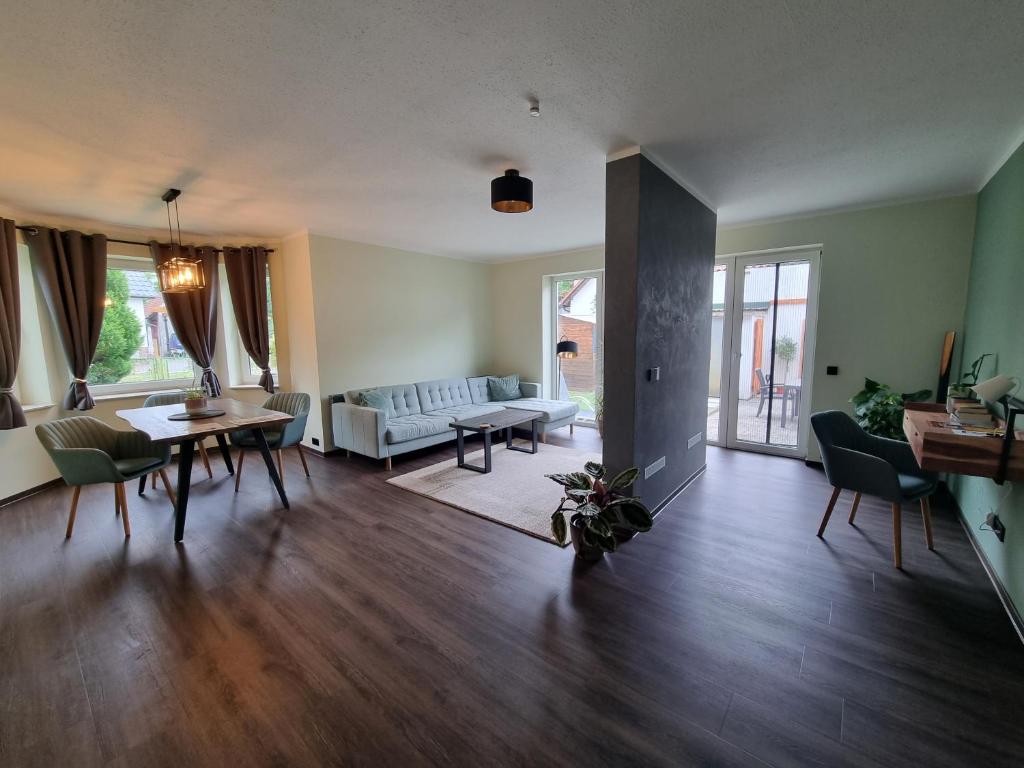 a living room with a couch and a table at Ferienwohnung Ströbitzer Wiesen in Cottbus