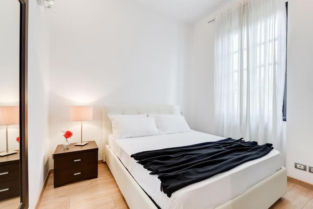 ローマにあるCosy 1 Bed Flat close to Vaticanの白いベッドルーム(大型ベッド1台、窓付)