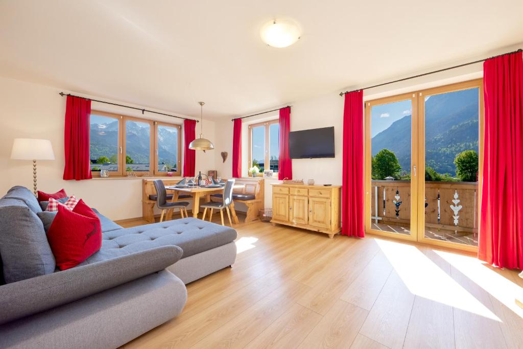 uma sala de estar com um sofá e uma mesa em Ferienwohnung Wetterstein em Garmisch-Partenkirchen