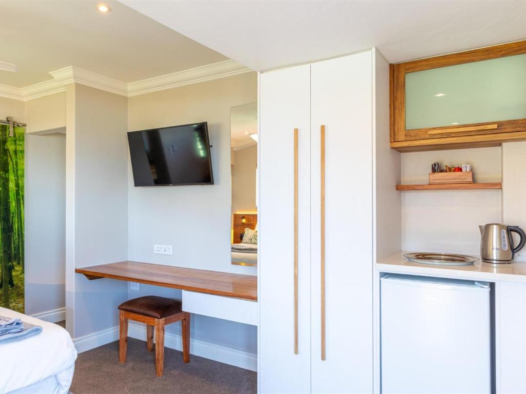 Luxury Studio - 180 Degree Ocean Views - No Loadshedding - Image 18