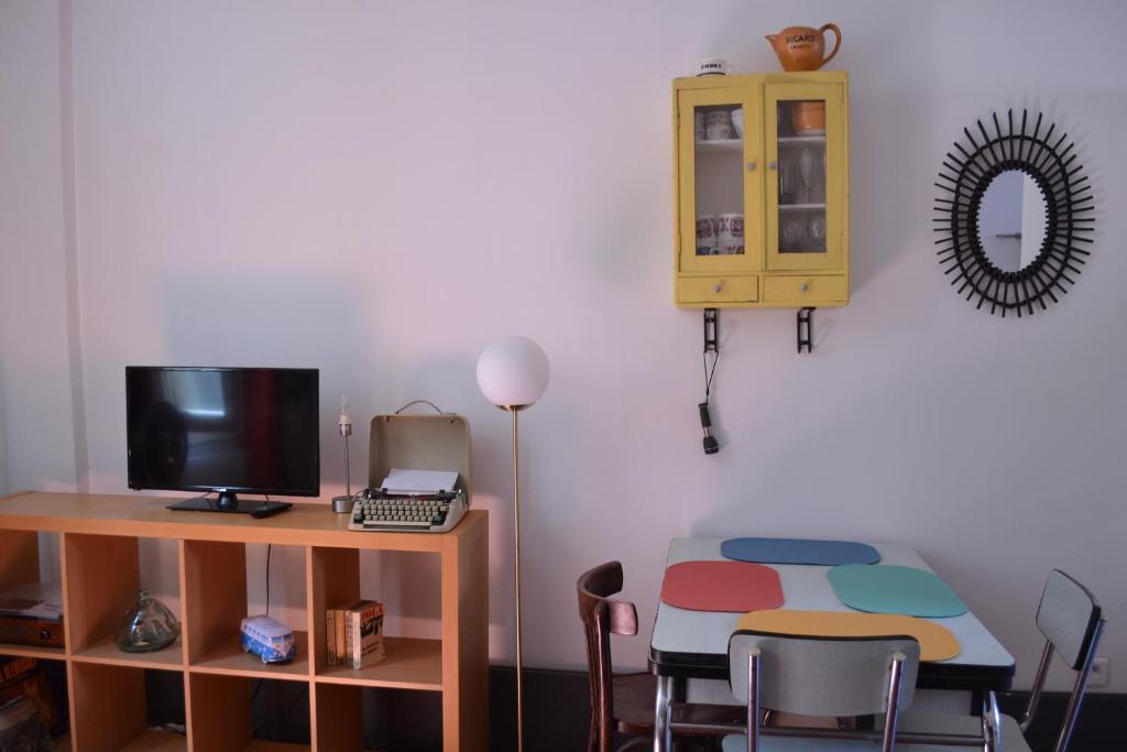 Televízia a/alebo spoločenská miestnosť v ubytovaní Studio Terrasse Clémentine