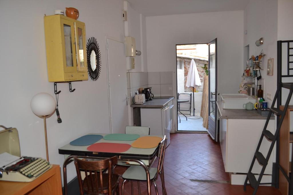 Kuchyňa alebo kuchynka v ubytovaní Studio Terrasse Clémentine