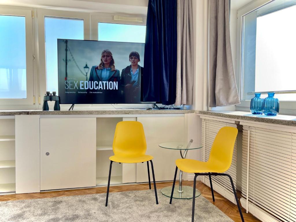 Televízia a/alebo spoločenská miestnosť v ubytovaní Super GREY 2 metro fast WiFi 65’TV Netflix HBO AppleTV+