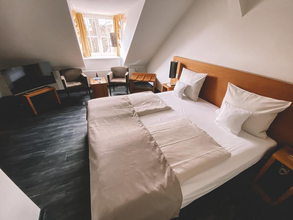 Postel nebo postele na pokoji v ubytování Hotel Hafenresidenz Stralsund