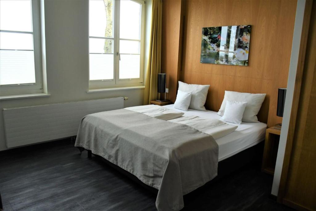 Postel nebo postele na pokoji v ubytování Hotel Hafenresidenz Stralsund