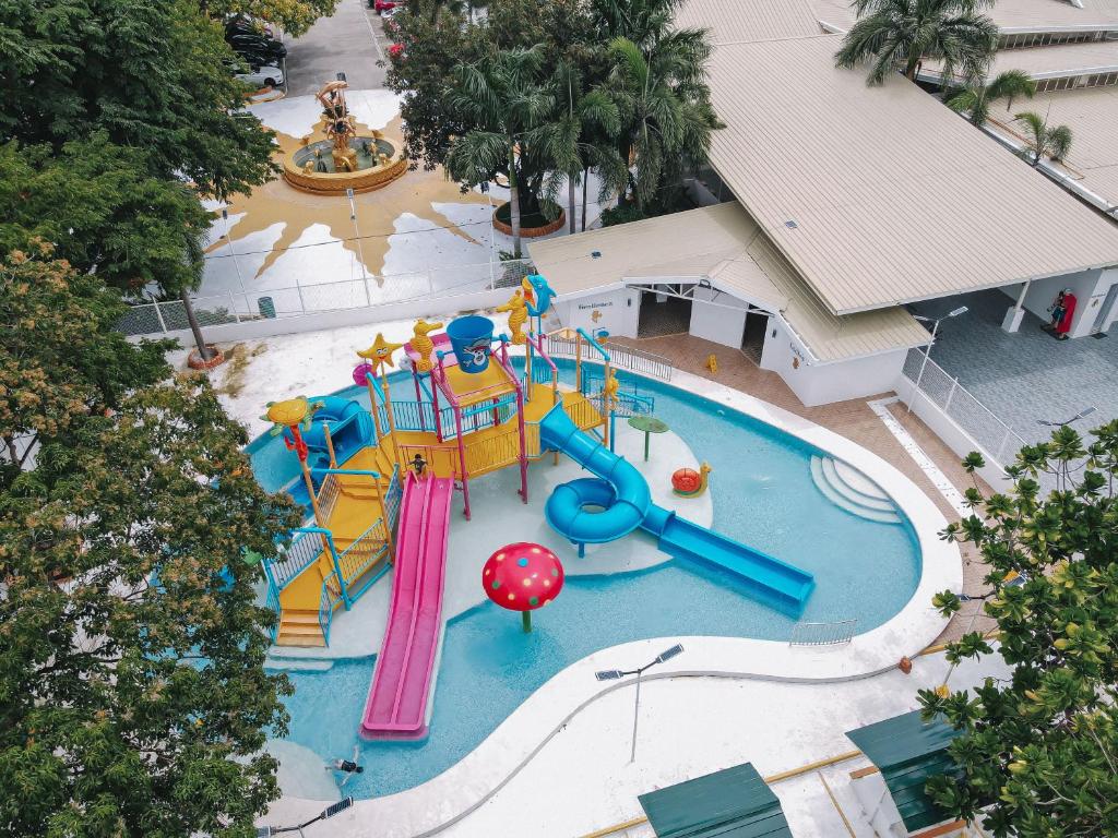 Bazén v ubytování Villa Excellance Beach and Wave Pool Resort nebo v jeho okolí