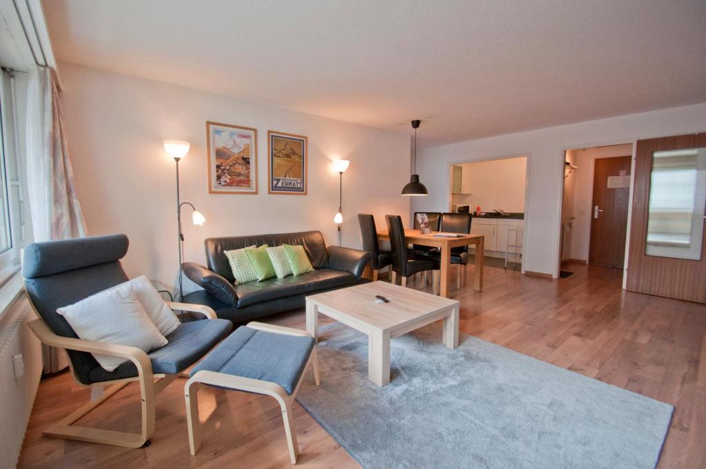 - un salon avec un canapé et une table dans l'établissement Haus Viktoria A, Apartment Stockhorn, à Zermatt