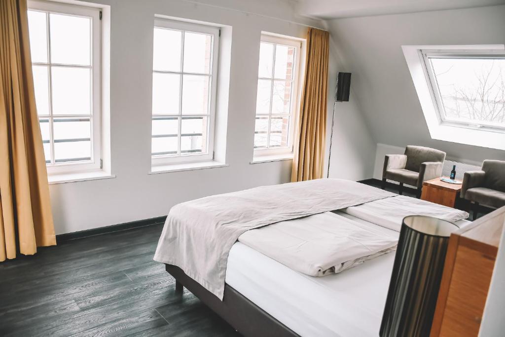 Postel nebo postele na pokoji v ubytování Hotel Hafenresidenz Stralsund