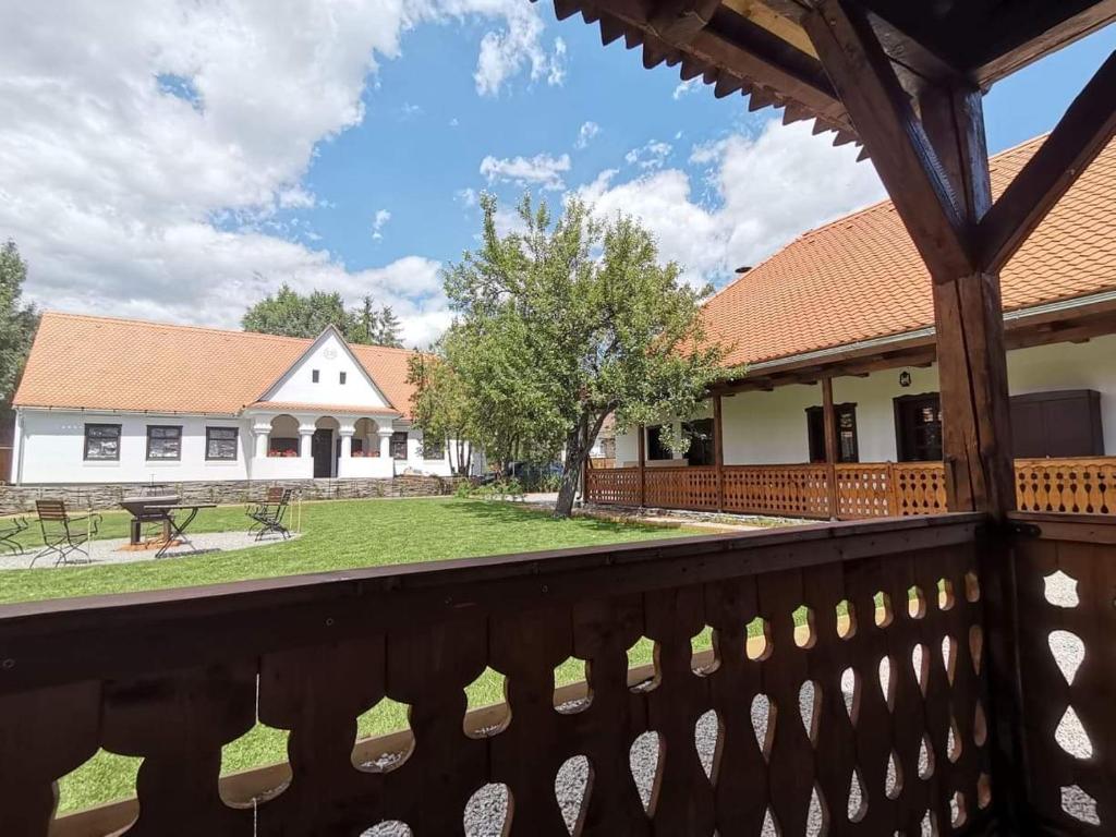 - une vue depuis le balcon d'une maison avec une cour dans l'établissement Rauber Baron Cottage-Traditional Comfort House, à Tălişoara