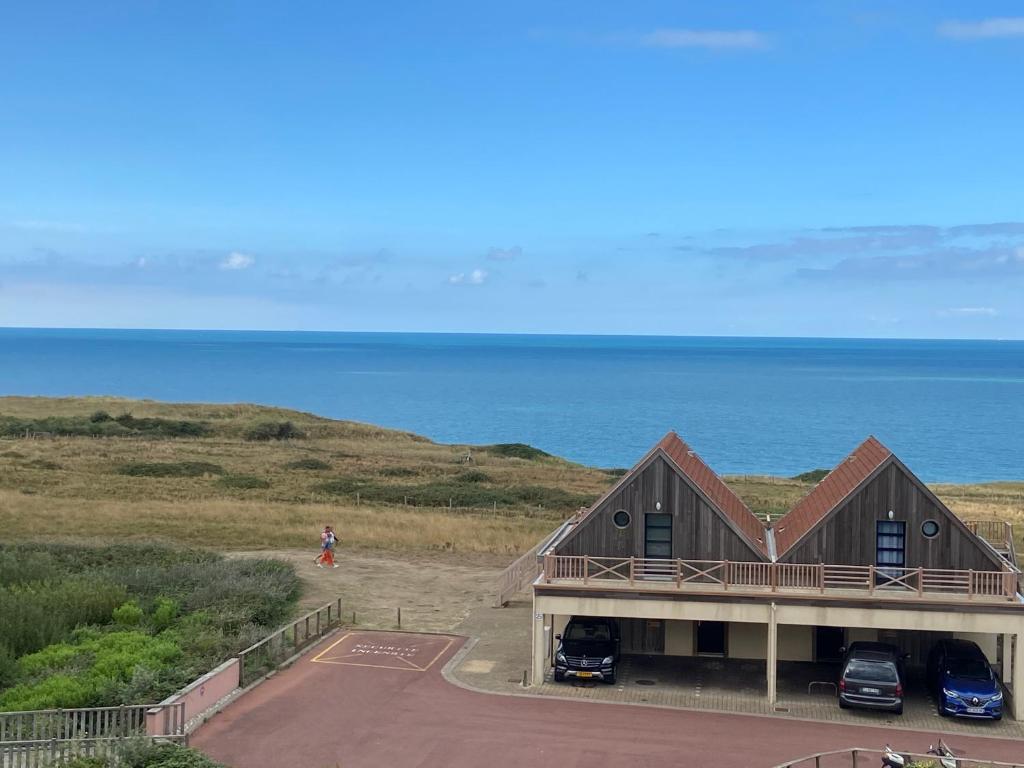 dom na plaży z oceanem w tle w obiekcie LA MER EN VUE, destination naturelle pour 2, avec WIFI et parking w mieście Wimereux