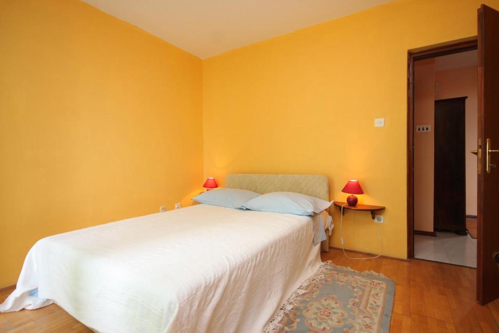 מיטה או מיטות בחדר ב-Family friendly apartments with a swimming pool Veprinac, Opatija - 3442