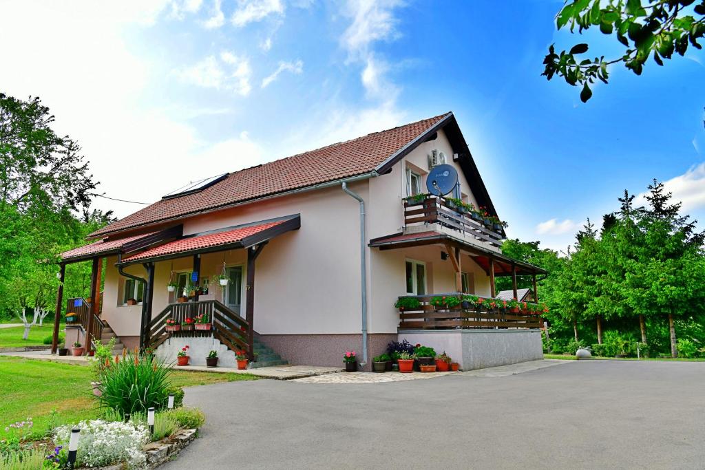 a building with a clock on the side of it at Apartment Andreja in Seliste Dreznicko