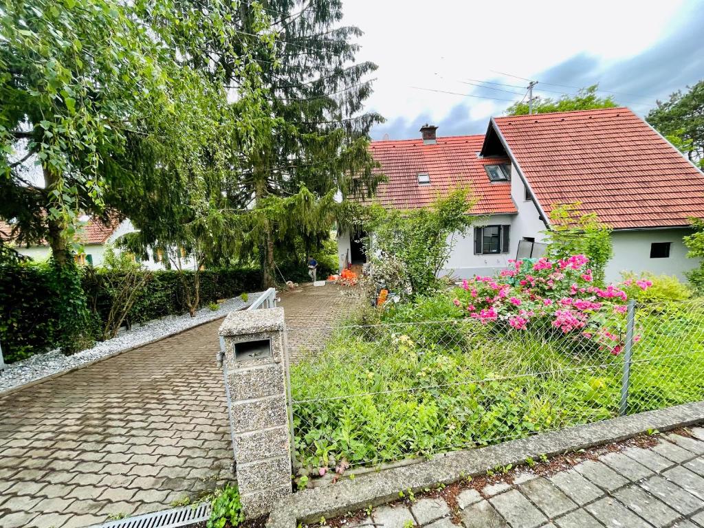 una casa con una valla delante de un patio en Freiblick 3 Bad Glbg mit Terrasse Top 3, en Bad Gleichenberg