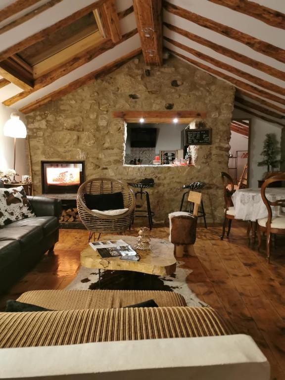TV a/nebo společenská místnost v ubytování La Petite Chapelle